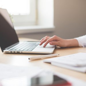 中学数学教研员在办公室白板前用红笔标注几何图形，桌面上摊开教材与演算纸，午后光线充足
