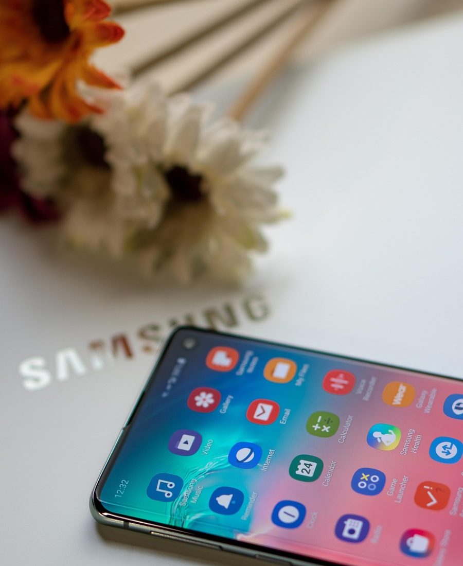 课件 App 主界面在手机屏幕上的展示，深色背景中一页页课件缩略图整齐排列，暖金色高光落在标题栏上，整体安静克制
